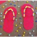 Fabriquer des tongs avec du carton ondulé, des fils chenille et des perles : activité créative et manuelle enfants - Base en carton ondulé - Lanière avec fils chenille insérés dans les trous - Décoration avec des perles enfilées sur les fils chenille - Motricité fine, précision, algorithme - Décoration DIY Fait maison - Arts visuels et Bricolage facile - Thème mer, océans, plage, été, vacances, vêtements, chaussures et accessoires - Bricolage et décoration sympa et facile - Arts visuels maternelle et élémentaire - Cycles 1 et 2 - Créativité - tutoriel photos et vidéo - mslf