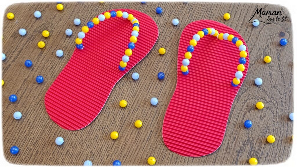 Fabriquer des tongs avec du carton ondulé, des fils chenille et des perles : activité créative et manuelle enfants - Base en carton ondulé - Lanière avec fils chenille insérés dans les trous - Décoration avec des perles enfilées sur les fils chenille - Motricité fine, précision, algorithme - Décoration DIY Fait maison - Arts visuels et Bricolage facile - Thème mer, océans, plage, été, vacances, vêtements, chaussures et accessoires - Bricolage et décoration sympa et facile - Arts visuels maternelle et élémentaire - Cycles 1 et 2 - Créativité - tutoriel photos et vidéo - mslf