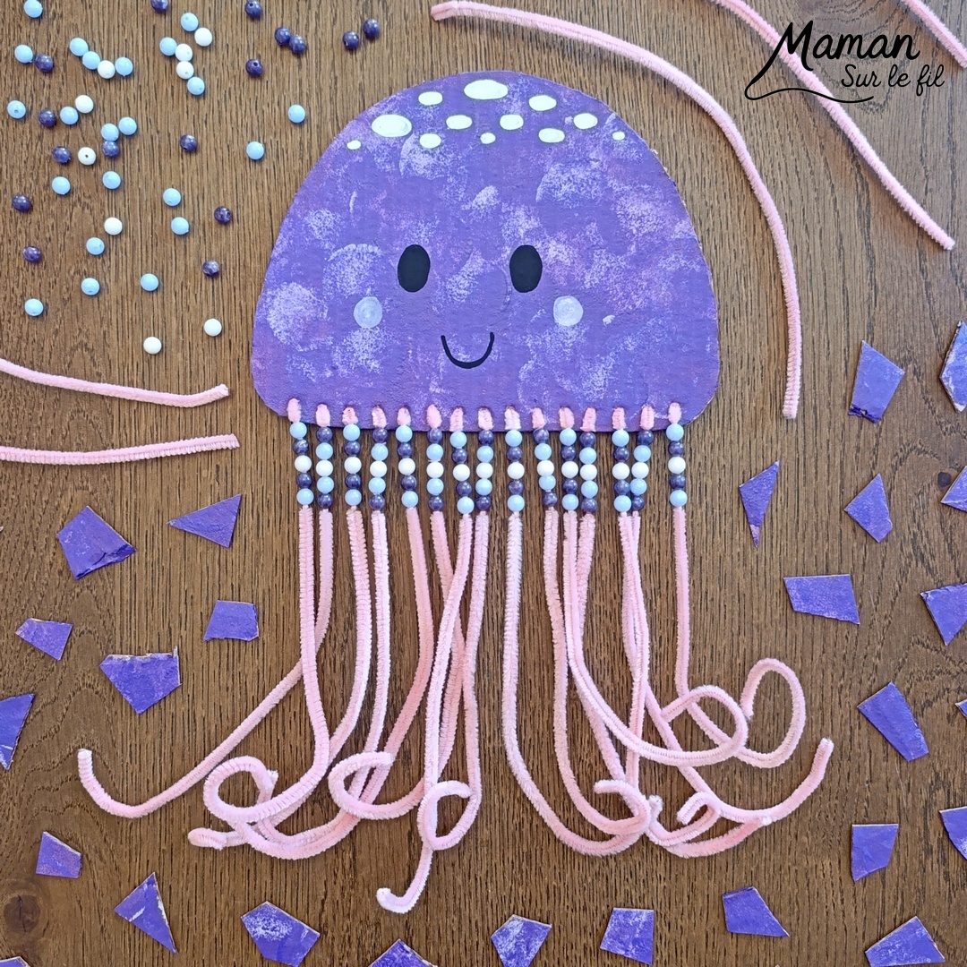Fabriquer une méduse en carton, fils chenille et perles : activité créative, récup', peinture et manuelle enfants - Recyclage, surcyclage de carton - Peinture au tampon pour la méduse - Dessin aux marqueurs Peinture - Fils chenille pour les filaments, les tentacules - Perles à glisser sur les fils chenille pour la décoration et travailler la motricité fine - Décoration DIY Fait maison - Arts visuels et Bricolage facile - Thème animaux marins, mer, océans, plage, été - Bricolage et décoration sympa et facile - Arts visuels maternelle et élémentaire, adultes - Cycles 1 et 2 - Créativité - tutoriel photos et vidéo - mslf