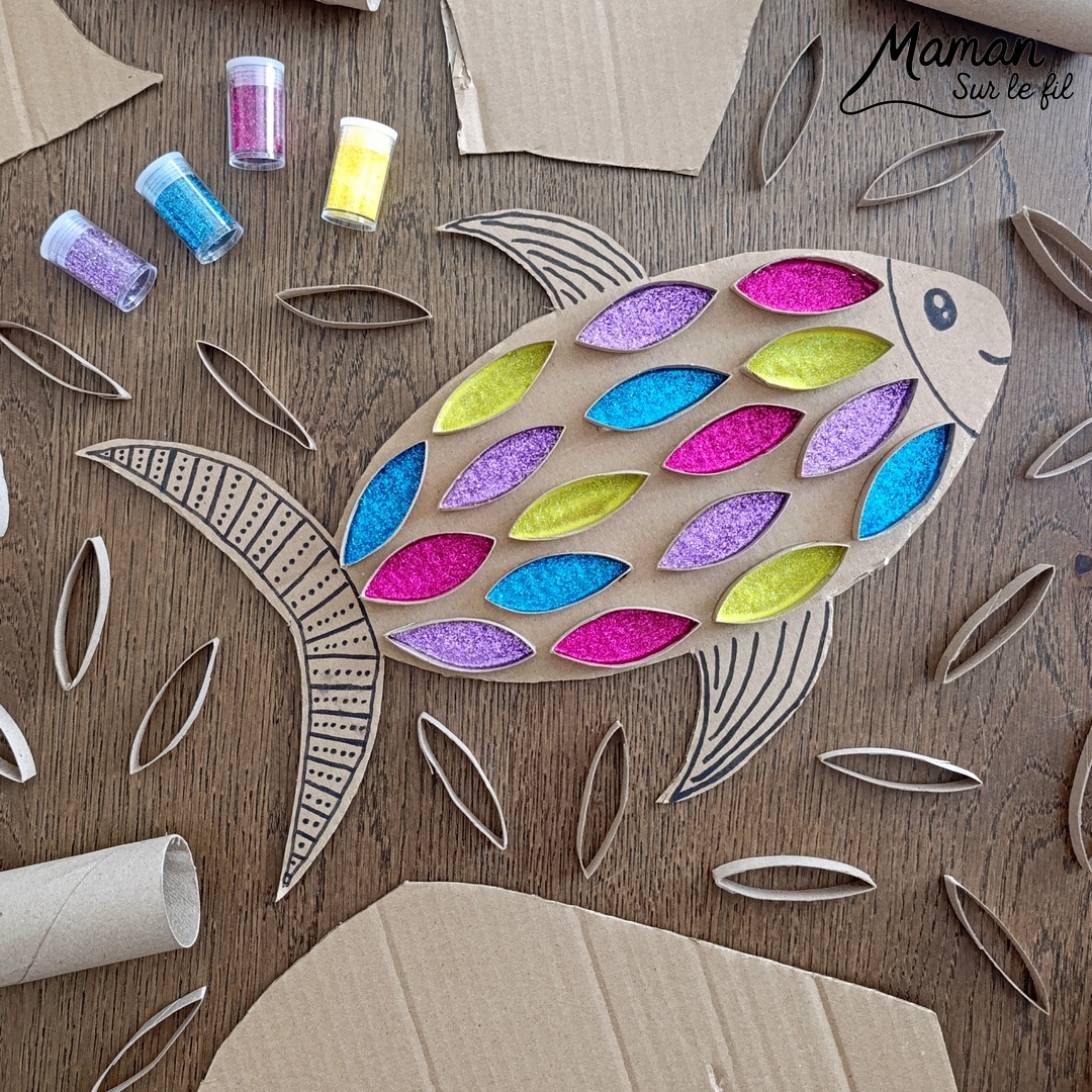 Fabriquer un poisson en récup' de carton, de rouleaux de PQ et paillettes : activité créative, récup', récup' et manuelle enfants - Recyclage, surcyclage de carton et de rouleaux de PQ, de papier toilettes en carton - Découpage, collage pour les écailles - Paillettes pour le côté brilllant - Décoration DIY Fait maison - Arts visuels et Bricolage facile - Thème animaux marins, mer, océans, plage, été, 1er avril, poisson d'avril - Bricolage et décoration sympa et facile - Arts visuels maternelle et élémentaire, adultes - Cycles 1 et 2 - Créativité - tutoriel photos - mslf