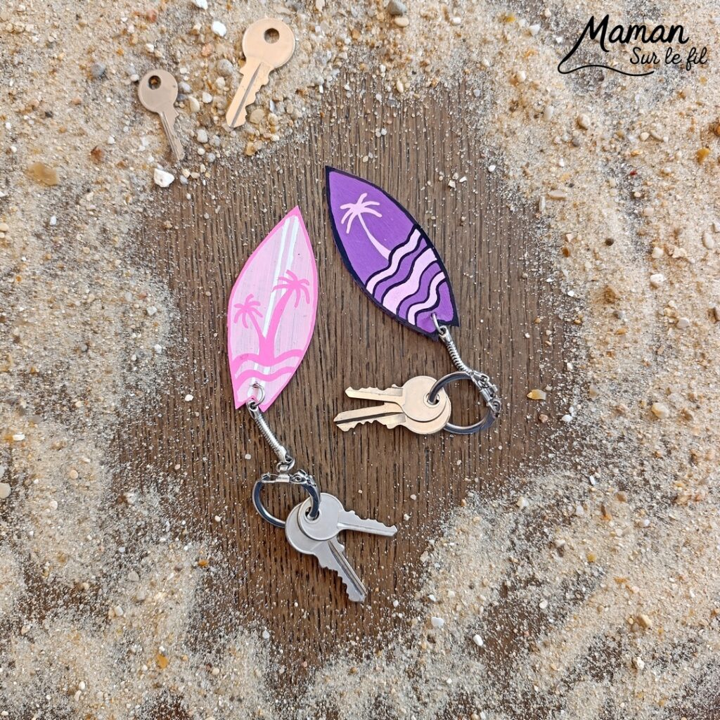 Fabriquer des porte-clés Surfs en récup' : activité créative, récup', peinture et manuelle enfants - Recyclage, surcyclage de carton - Peinture et dessin - Cadeau DIY Fait maison à offrir - Décoration DIY Fait maison - Arts visuels et Bricolage facile - Thème mer, océans, plage, été, vacances, loisirs, sport - Bricolage et décoration sympa et facile - Arts visuels maternelle et élémentaire - Cycles 1 et 2 - Créativité - tutoriel photos - mslf