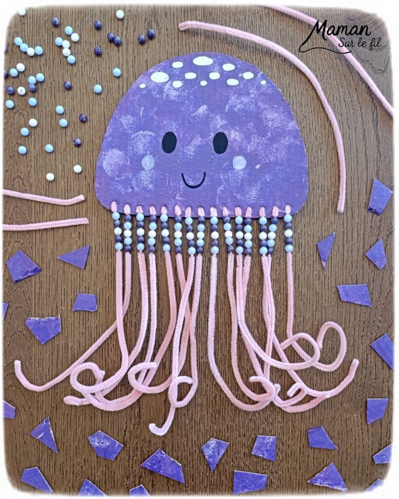Fabriquer une méduse en carton, fils chenille et perles : activité créative, récup', peinture et manuelle enfants - Recyclage, surcyclage de carton - Peinture au tampon pour la méduse - Dessin aux marqueurs Peinture - Fils chenille pour les filaments, les tentacules - Perles à glisser sur les fils chenille pour la décoration et travailler la motricité fine - Décoration DIY Fait maison - Arts visuels et Bricolage facile - Thème animaux marins, mer, océans, plage, été - Bricolage et décoration sympa et facile - Arts visuels maternelle et élémentaire, adultes - Cycles 1 et 2 - Créativité - tutoriel photos et vidéo - mslf