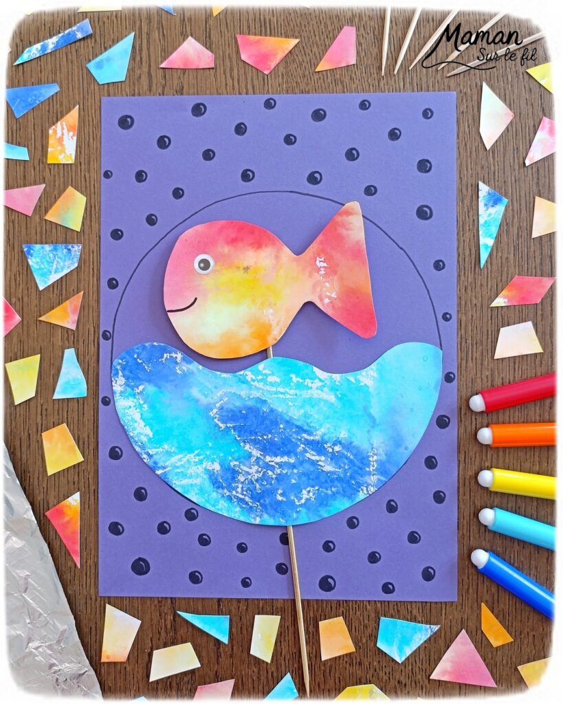 Fabriquer un poisson qui bouge dans son bocal : activité créative, peinture, récup' et manuelle enfants - Technique de Peinture avec papier aluminium, feutres, eau - Recyclage, surcyclage d'un pic à brochettes pour manipuler et faire bouger le poisson - Découpage, collage - Dessins et graphismes en noir pour le contraste - Décoration ey jeu DIY Fait maison - Arts visuels et Bricolage facile - Thème animaux marins, mer, océans, plage, été, 1er avril, poisson d'avril - Bricolage et décoration sympa et facile - Arts visuels maternelle et élémentaire - Cycles 1 ou 2 - Créativité - tutoriel photos et vidéo - mslf
