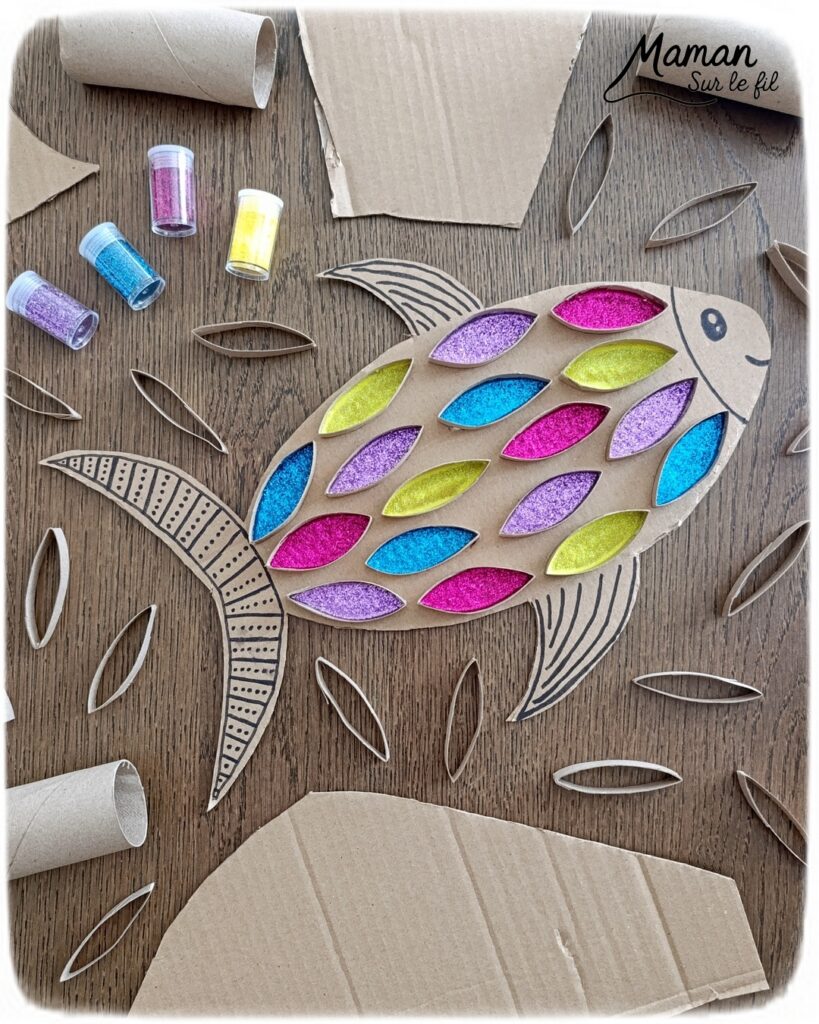 Fabriquer un poisson en récup' de carton, de rouleaux de PQ et paillettes : activité créative, récup', récup' et manuelle enfants - Recyclage, surcyclage de carton et de rouleaux de PQ, de papier toilettes en carton - Découpage, collage pour les écailles - Paillettes pour le côté brilllant - Décoration DIY Fait maison - Arts visuels et Bricolage facile - Thème animaux marins, mer, océans, plage, été, 1er avril, poisson d'avril - Bricolage et décoration sympa et facile - Arts visuels maternelle et élémentaire, adultes - Cycles 1 et 2 - Créativité - tutoriel photos - mslf