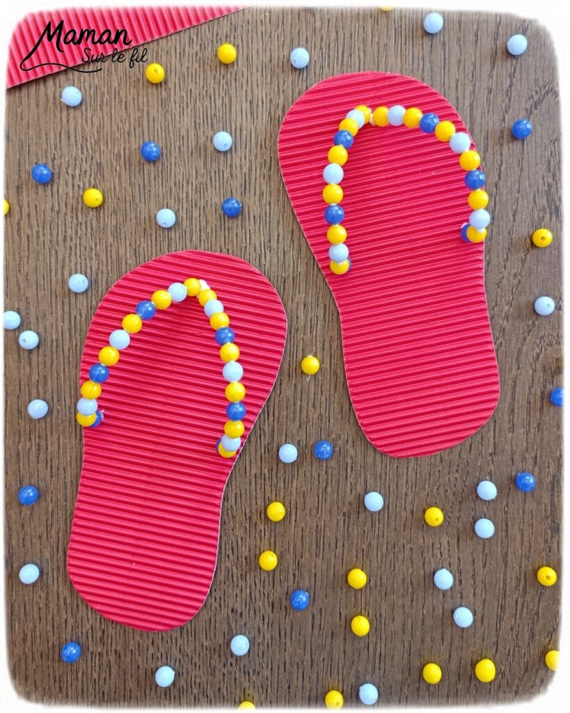 Fabriquer des tongs avec du carton ondulé, des fils chenille et des perles : activité créative et manuelle enfants - Base en carton ondulé - Lanière avec fils chenille insérés dans les trous - Décoration avec des perles enfilées sur les fils chenille - Motricité fine, précision, algorithme - Décoration DIY Fait maison - Arts visuels et Bricolage facile - Thème mer, océans, plage, été, vacances, vêtements, chaussures et accessoires - Bricolage et décoration sympa et facile - Arts visuels maternelle et élémentaire - Cycles 1 et 2 - Créativité - tutoriel photos et vidéo - mslf