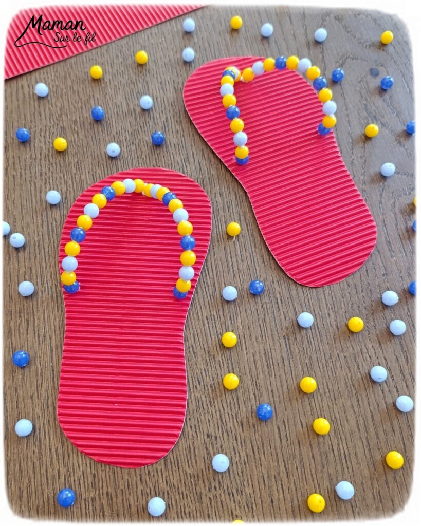 Fabriquer des tongs avec du carton ondulé, des fils chenille et des perles : activité créative et manuelle enfants - Base en carton ondulé - Lanière avec fils chenille insérés dans les trous - Décoration avec des perles enfilées sur les fils chenille - Motricité fine, précision, algorithme - Décoration DIY Fait maison - Arts visuels et Bricolage facile - Thème mer, océans, plage, été, vacances, vêtements, chaussures et accessoires - Bricolage et décoration sympa et facile - Arts visuels maternelle et élémentaire - Cycles 1 et 2 - Créativité - tutoriel photos et vidéo - mslf