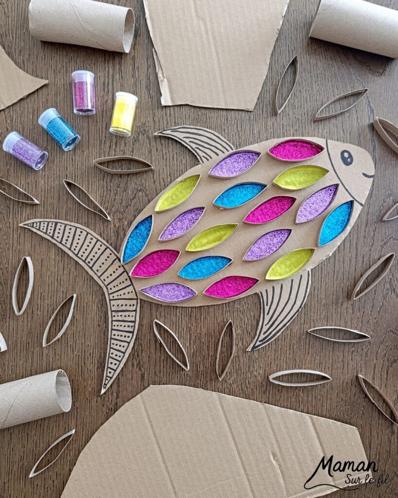 Fabriquer un poisson en récup' de carton, de rouleaux de PQ et paillettes : activité créative, récup', récup' et manuelle enfants - Recyclage, surcyclage de carton et de rouleaux de PQ, de papier toilettes en carton - Découpage, collage pour les écailles - Paillettes pour le côté brilllant - Décoration DIY Fait maison - Arts visuels et Bricolage facile - Thème animaux marins, mer, océans, plage, été, 1er avril, poisson d'avril - Bricolage et décoration sympa et facile - Arts visuels maternelle et élémentaire, adultes - Cycles 1 et 2 - Créativité - tutoriel photos - mslf