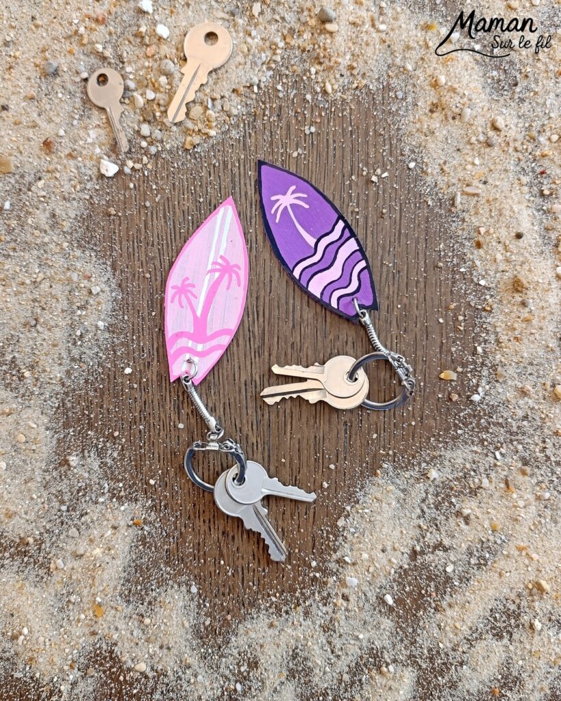 Fabriquer des porte-clés Surfs en récup' : activité créative, récup', peinture et manuelle enfants - Recyclage, surcyclage de carton - Peinture et dessin - Cadeau DIY Fait maison à offrir - Décoration DIY Fait maison - Arts visuels et Bricolage facile - Thème mer, océans, plage, été, vacances, loisirs, sport - Bricolage et décoration sympa et facile - Arts visuels maternelle et élémentaire - Cycles 1 et 2 - Créativité - tutoriel photos - mslf