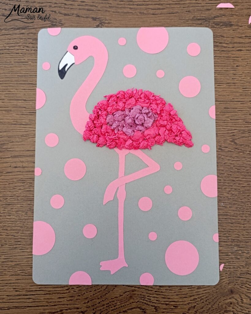 Créer un flamant rose avec des boules de papier de soie froissé : activité créative, récup' et manuelle enfants - Recyclage, surcyclage de papier de soie ou de papier crépon -Déchirage et froissage en boules - Découpage et Collage de papier -Motricité fine - Fond avec des cercles découpés à la perforatrice - Arts visuels et Bricolage facile - Thème animaux, oiseaux, été, vacances - Bricolage et décoration sympa et facile - Arts visuels maternelle et élémentaire - Cycles 1 et 2 - Créativité - tutoriel photos - mslf