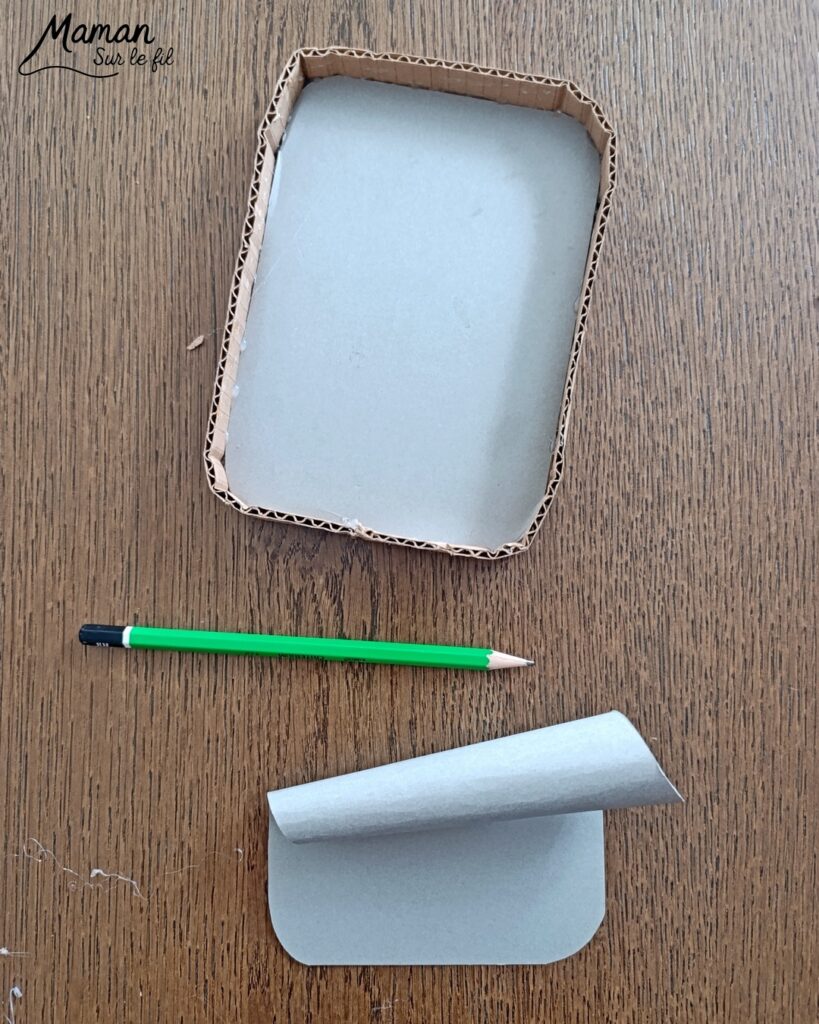 Fabriquer une boite de sardines fleuries en récup' de carton et papier + présentation des nouveaux magazines Salamandre : activité créative et manuelle et lecture enfants - Les sardines sont découpées dans du papier à motifs fleuris - La boite est fabriquée avec du recyclage de carton et du papier gris - Recyclage, surcyclage, découpage, collage - Avis sur les nouveaux magazines Petite Salamandre sur les sardines, Salamandre Junior sur les tortues marines caouanne, et Revue Salamandre sur les cachalots - Magazines parfaits pour 4 à 99 ans, enfants et adultes, amoureux de la nature et des animaux - Maternelle, Primaire et collège - 3 versions pour tout âge - Complet et qualitatif - Reportages, belles photos, BD, jeux, activités manuelles... - Bricolage et décoration DIY et facile - Bricolage Fait maison, décoration - Thème Animaux et nature, animaux marins, poissons, océans, mers, été - Bricolage sympa et facile - Code promo pour un numéro gratuit - Arts visuels Maternelle et cycle 2 - Maternelle et élémentaire - Créativité et lecture jeunesse - Cycle 1 ou 2 - tutoriel photos - mslf