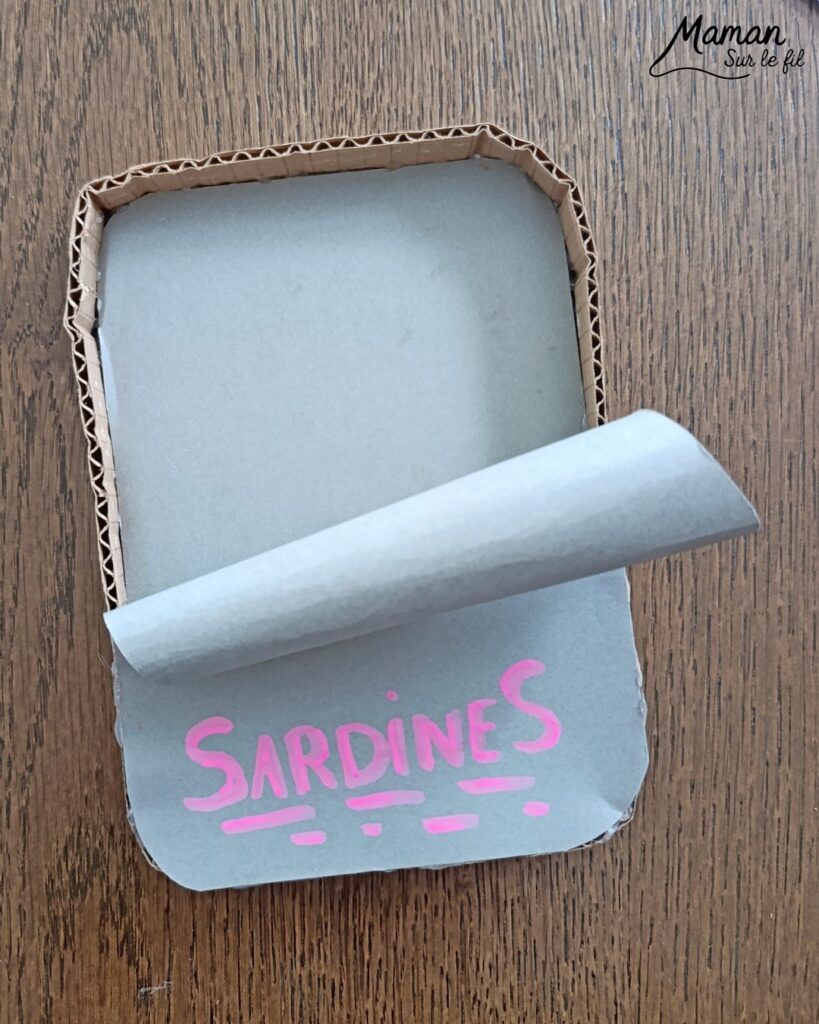 Fabriquer une boite de sardines fleuries en récup' de carton et papier + présentation des nouveaux magazines Salamandre : activité créative et manuelle et lecture enfants - Les sardines sont découpées dans du papier à motifs fleuris - La boite est fabriquée avec du recyclage de carton et du papier gris - Recyclage, surcyclage, découpage, collage - Avis sur les nouveaux magazines Petite Salamandre sur les sardines, Salamandre Junior sur les tortues marines caouanne, et Revue Salamandre sur les cachalots - Magazines parfaits pour 4 à 99 ans, enfants et adultes, amoureux de la nature et des animaux - Maternelle, Primaire et collège - 3 versions pour tout âge - Complet et qualitatif - Reportages, belles photos, BD, jeux, activités manuelles... - Bricolage et décoration DIY et facile - Bricolage Fait maison, décoration - Thème Animaux et nature, animaux marins, poissons, océans, mers, été - Bricolage sympa et facile - Code promo pour un numéro gratuit - Arts visuels Maternelle et cycle 2 - Maternelle et élémentaire - Créativité et lecture jeunesse - Cycle 1 ou 2 - tutoriel photos - mslf
