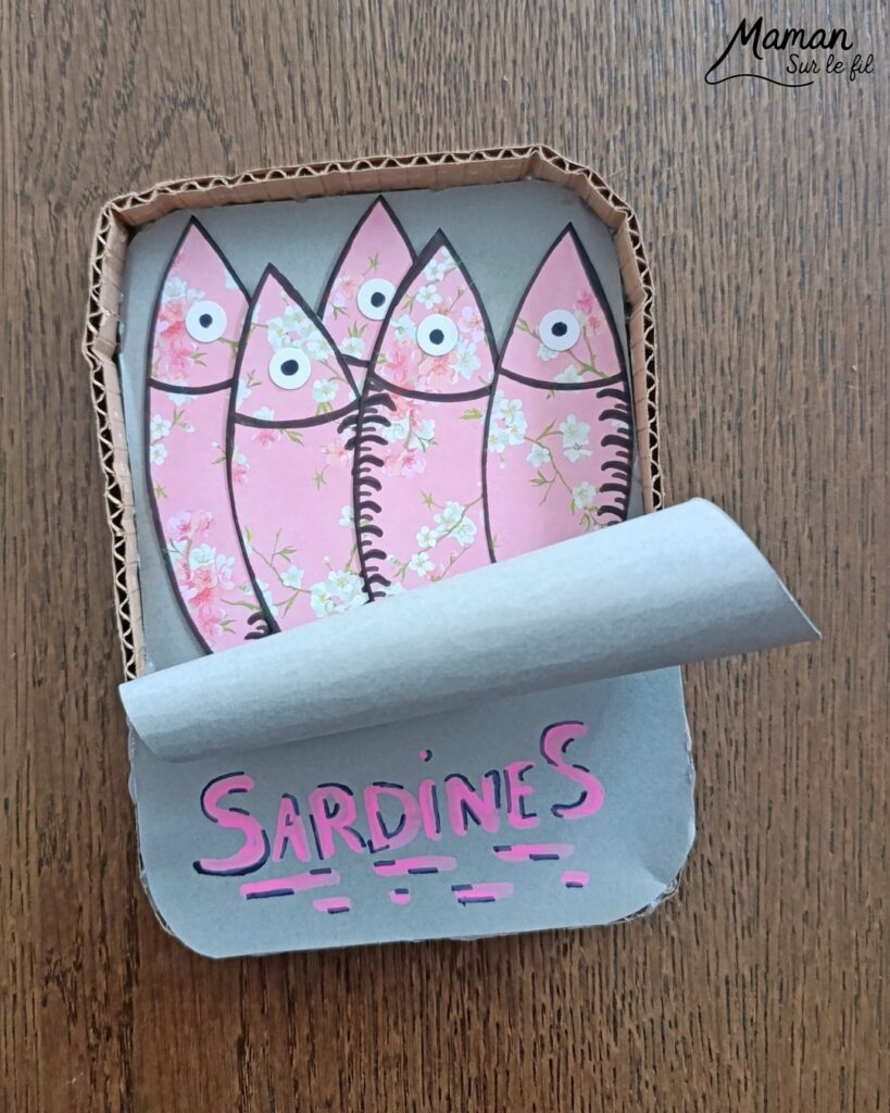Fabriquer une boite de sardines fleuries en récup' de carton et papier + présentation des nouveaux magazines Salamandre : activité créative et manuelle et lecture enfants - Les sardines sont découpées dans du papier à motifs fleuris - La boite est fabriquée avec du recyclage de carton et du papier gris - Recyclage, surcyclage, découpage, collage - Avis sur les nouveaux magazines Petite Salamandre sur les sardines, Salamandre Junior sur les tortues marines caouanne, et Revue Salamandre sur les cachalots - Magazines parfaits pour 4 à 99 ans, enfants et adultes, amoureux de la nature et des animaux - Maternelle, Primaire et collège - 3 versions pour tout âge - Complet et qualitatif - Reportages, belles photos, BD, jeux, activités manuelles... - Bricolage et décoration DIY et facile - Bricolage Fait maison, décoration - Thème Animaux et nature, animaux marins, poissons, océans, mers, été - Bricolage sympa et facile - Code promo pour un numéro gratuit - Arts visuels Maternelle et cycle 2 - Maternelle et élémentaire - Créativité et lecture jeunesse - Cycle 1 ou 2 - tutoriel photos - mslf
