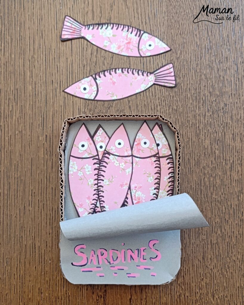 Fabriquer une boite de sardines fleuries en récup' de carton et papier + présentation des nouveaux magazines Salamandre : activité créative et manuelle et lecture enfants - Les sardines sont découpées dans du papier à motifs fleuris - La boite est fabriquée avec du recyclage de carton et du papier gris - Recyclage, surcyclage, découpage, collage - Avis sur les nouveaux magazines Petite Salamandre sur les sardines, Salamandre Junior sur les tortues marines caouanne, et Revue Salamandre sur les cachalots - Magazines parfaits pour 4 à 99 ans, enfants et adultes, amoureux de la nature et des animaux - Maternelle, Primaire et collège - 3 versions pour tout âge - Complet et qualitatif - Reportages, belles photos, BD, jeux, activités manuelles... - Bricolage et décoration DIY et facile - Bricolage Fait maison, décoration - Thème Animaux et nature, animaux marins, poissons, océans, mers, été - Bricolage sympa et facile - Code promo pour un numéro gratuit - Arts visuels Maternelle et cycle 2 - Maternelle et élémentaire - Créativité et lecture jeunesse - Cycle 1 ou 2 - tutoriel photos - mslf