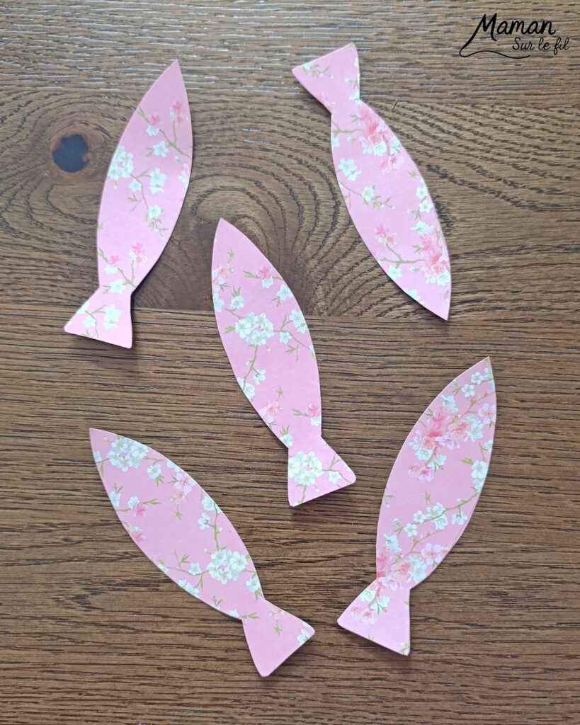 Fabriquer une boite de sardines fleuries en récup' de carton et papier + présentation des nouveaux magazines Salamandre : activité créative et manuelle et lecture enfants - Les sardines sont découpées dans du papier à motifs fleuris - La boite est fabriquée avec du recyclage de carton et du papier gris - Recyclage, surcyclage, découpage, collage - Avis sur les nouveaux magazines Petite Salamandre sur les sardines, Salamandre Junior sur les tortues marines caouanne, et Revue Salamandre sur les cachalots - Magazines parfaits pour 4 à 99 ans, enfants et adultes, amoureux de la nature et des animaux - Maternelle, Primaire et collège - 3 versions pour tout âge - Complet et qualitatif - Reportages, belles photos, BD, jeux, activités manuelles... - Bricolage et décoration DIY et facile - Bricolage Fait maison, décoration - Thème Animaux et nature, animaux marins, poissons, océans, mers, été - Bricolage sympa et facile - Code promo pour un numéro gratuit - Arts visuels Maternelle et cycle 2 - Maternelle et élémentaire - Créativité et lecture jeunesse - Cycle 1 ou 2 - tutoriel photos - mslf
