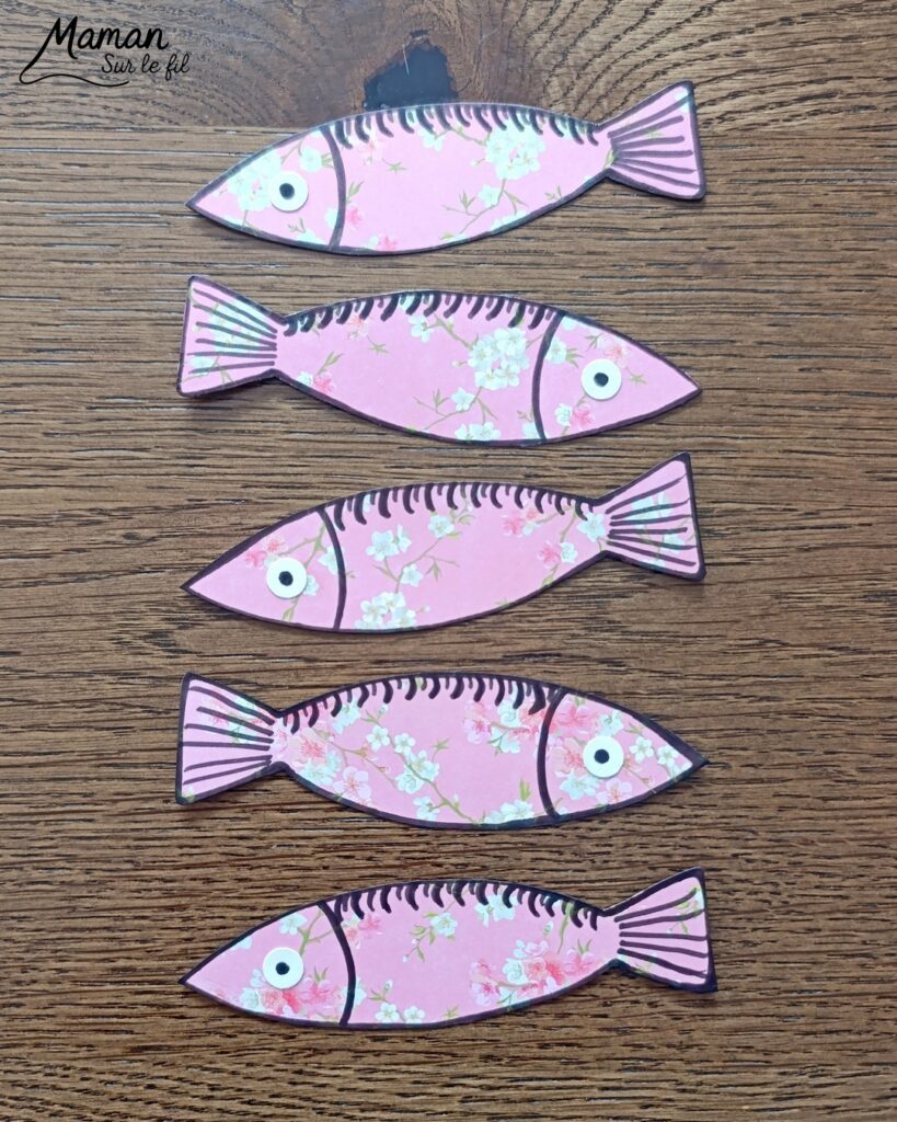 Fabriquer une boite de sardines fleuries en récup' de carton et papier + présentation des nouveaux magazines Salamandre : activité créative et manuelle et lecture enfants - Les sardines sont découpées dans du papier à motifs fleuris - La boite est fabriquée avec du recyclage de carton et du papier gris - Recyclage, surcyclage, découpage, collage - Avis sur les nouveaux magazines Petite Salamandre sur les sardines, Salamandre Junior sur les tortues marines caouanne, et Revue Salamandre sur les cachalots - Magazines parfaits pour 4 à 99 ans, enfants et adultes, amoureux de la nature et des animaux - Maternelle, Primaire et collège - 3 versions pour tout âge - Complet et qualitatif - Reportages, belles photos, BD, jeux, activités manuelles... - Bricolage et décoration DIY et facile - Bricolage Fait maison, décoration - Thème Animaux et nature, animaux marins, poissons, océans, mers, été - Bricolage sympa et facile - Code promo pour un numéro gratuit - Arts visuels Maternelle et cycle 2 - Maternelle et élémentaire - Créativité et lecture jeunesse - Cycle 1 ou 2 - tutoriel photos - mslf