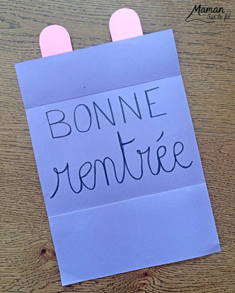 Créer une carte Cartable qui s'ouvre pour souhaiter une bonne rentrée : activité créative et manuelle enfants - Découpage, collage de papier - Ecriture - Carte ludique à offrir - Cadeau DIY Fait maison - Bricolage, décoration DIY Fait maison - Arts visuels et Bricolage facile - Thème Rentrée scolaire, matériel scolaire, école - Bricolage et décoration sympa et facile - Arts visuels maternelle et élémentaire - Cycles 1 et 2 - Créativité - tutoriel photos et vidéo - mslf