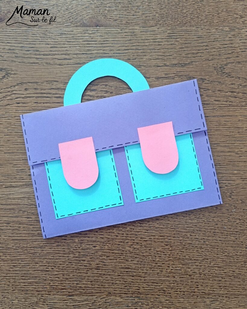 Créer une carte Cartable qui s'ouvre pour souhaiter une bonne rentrée : activité créative et manuelle enfants - Découpage, collage de papier - Ecriture - Carte ludique à offrir - Cadeau DIY Fait maison - Bricolage, décoration DIY Fait maison - Arts visuels et Bricolage facile - Thème Rentrée scolaire, matériel scolaire, école - Bricolage et décoration sympa et facile - Arts visuels maternelle et élémentaire - Cycles 1 et 2 - Créativité - tutoriel photos et vidéo - mslf