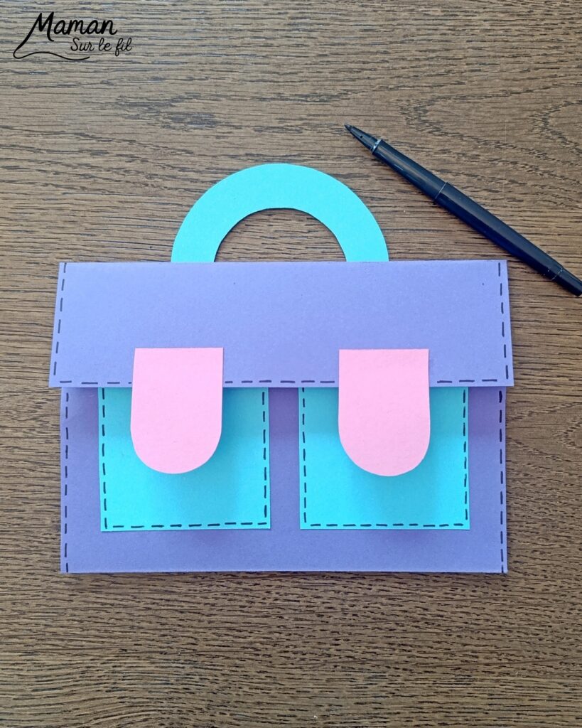 Créer une carte Cartable qui s'ouvre pour souhaiter une bonne rentrée : activité créative et manuelle enfants - Découpage, collage de papier - Ecriture - Carte ludique à offrir - Cadeau DIY Fait maison - Bricolage, décoration DIY Fait maison - Arts visuels et Bricolage facile - Thème Rentrée scolaire, matériel scolaire, école - Bricolage et décoration sympa et facile - Arts visuels maternelle et élémentaire - Cycles 1 et 2 - Créativité - tutoriel photos et vidéo - mslf