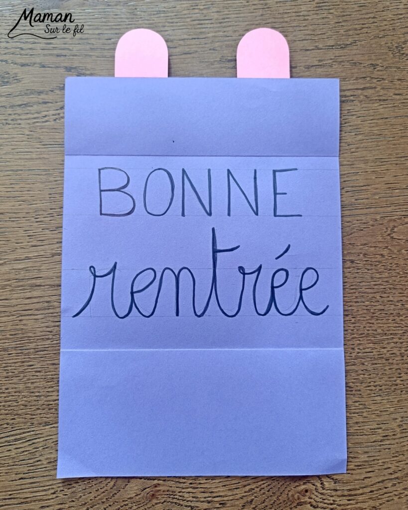 Créer une carte Cartable qui s'ouvre pour souhaiter une bonne rentrée : activité créative et manuelle enfants - Découpage, collage de papier - Ecriture - Carte ludique à offrir - Cadeau DIY Fait maison - Bricolage, décoration DIY Fait maison - Arts visuels et Bricolage facile - Thème Rentrée scolaire, matériel scolaire, école - Bricolage et décoration sympa et facile - Arts visuels maternelle et élémentaire - Cycles 1 et 2 - Créativité - tutoriel photos et vidéo - mslf