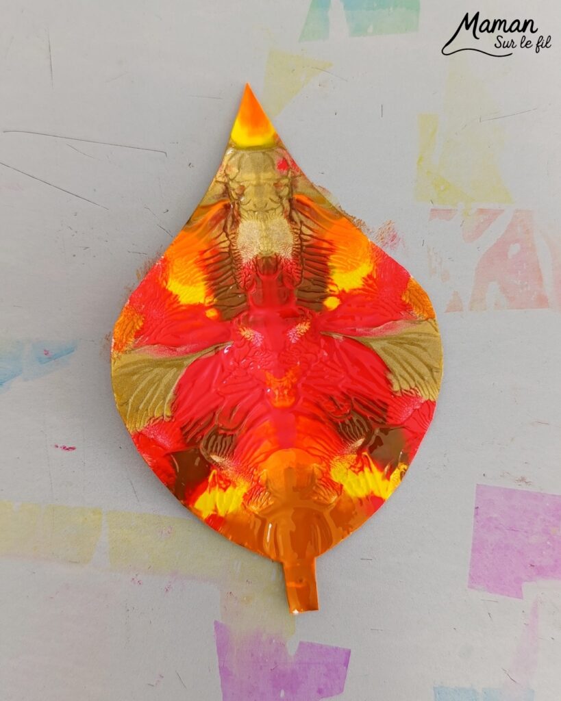 Créer une guirlande de feuilles mortes d'automne en peinture symétrique : activité créative, peinture et manuelle - Découpage des feuilles et peinture par symétrie en pliant le papier en deux - Technique de peinture pour aborder la symétrie - Couleurs chaudes et automnales - Scotchage à un fil ou à un bout de laine pour en faire une guirlande à suspendre, une suspension pour décorer - Bricolage et décoration DIY et facile - Bricolage Fait maison, décoration - Thème Forêts, Arbres, feuilles mortes, automne - Bricolage sympa et facile - Arts visuels Maternelle et cycle 2 - Maternelle et élémentaire - Créativité et lecture jeunesse - Cycle 1 ou 2 - tutoriel photos - mslf