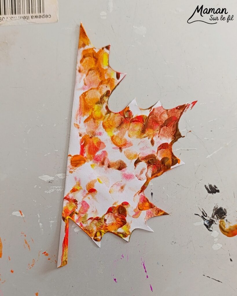 Créer une guirlande de feuilles mortes d'automne en peinture symétrique : activité créative, peinture et manuelle - Découpage des feuilles et peinture par symétrie en pliant le papier en deux - Technique de peinture pour aborder la symétrie - Couleurs chaudes et automnales - Scotchage à un fil ou à un bout de laine pour en faire une guirlande à suspendre, une suspension pour décorer - Bricolage et décoration DIY et facile - Bricolage Fait maison, décoration - Thème Forêts, Arbres, feuilles mortes, automne - Bricolage sympa et facile - Arts visuels Maternelle et cycle 2 - Maternelle et élémentaire - Créativité et lecture jeunesse - Cycle 1 ou 2 - tutoriel photos - mslf