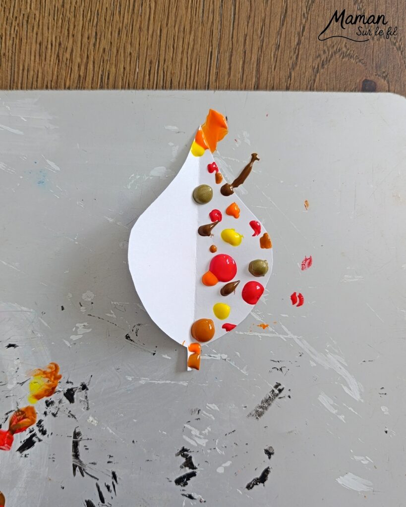 Créer une guirlande de feuilles mortes d'automne en peinture symétrique : activité créative, peinture et manuelle - Découpage des feuilles et peinture par symétrie en pliant le papier en deux - Technique de peinture pour aborder la symétrie - Couleurs chaudes et automnales - Scotchage à un fil ou à un bout de laine pour en faire une guirlande à suspendre, une suspension pour décorer - Bricolage et décoration DIY et facile - Bricolage Fait maison, décoration - Thème Forêts, Arbres, feuilles mortes, automne - Bricolage sympa et facile - Arts visuels Maternelle et cycle 2 - Maternelle et élémentaire - Créativité et lecture jeunesse - Cycle 1 ou 2 - tutoriel photos - mslf