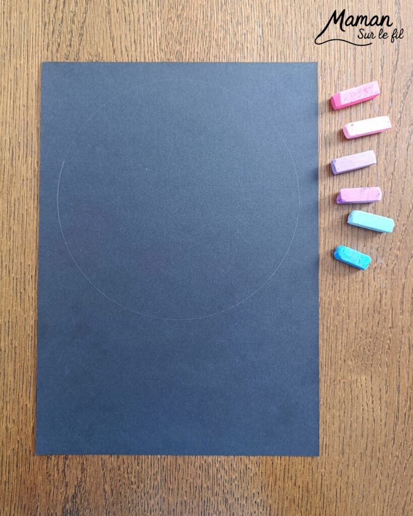 Créer un mouton en gribouillage de pastels secs sur fond noir : activité créative, dessin et manuelle enfants - Ronds, spirales, gribouillages aux pastels secs pour la laine - Découpage et collage pour la tête et les pattes - Arts visuels et Bricolage facile - Thème animaux de la ferme, campagne - Bricolage et décoration sympa et facile - Arts visuels maternelle et élémentaire - Cycles 1 et 2 - Créativité - tutoriel photos et vidéo - mslf