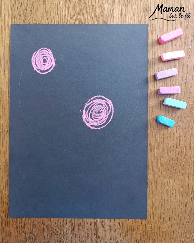 Créer un mouton en gribouillage de pastels secs sur fond noir : activité créative, dessin et manuelle enfants - Ronds, spirales, gribouillages aux pastels secs pour la laine - Découpage et collage pour la tête et les pattes - Arts visuels et Bricolage facile - Thème animaux de la ferme, campagne - Bricolage et décoration sympa et facile - Arts visuels maternelle et élémentaire - Cycles 1 et 2 - Créativité - tutoriel photos et vidéo - mslf