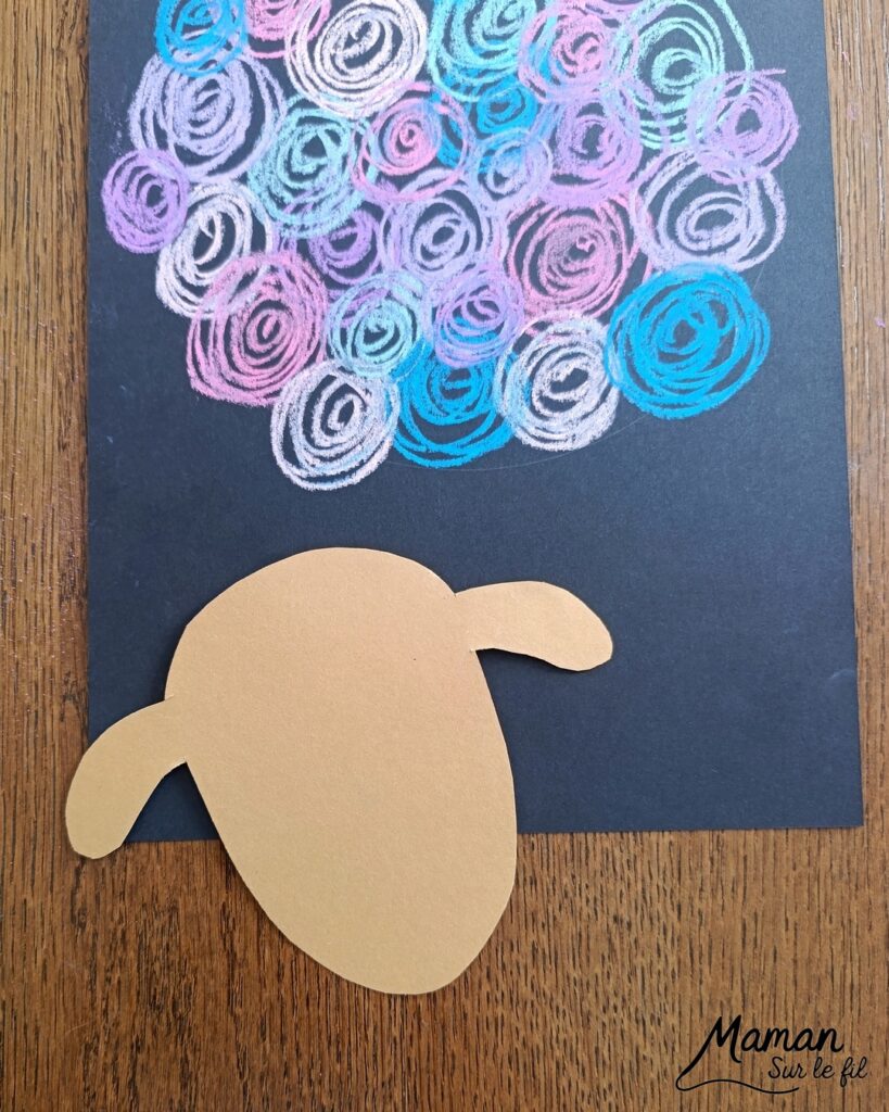 Créer un mouton en gribouillage de pastels secs sur fond noir : activité créative, dessin et manuelle enfants - Ronds, spirales, gribouillages aux pastels secs pour la laine - Découpage et collage pour la tête et les pattes - Arts visuels et Bricolage facile - Thème animaux de la ferme, campagne - Bricolage et décoration sympa et facile - Arts visuels maternelle et élémentaire - Cycles 1 et 2 - Créativité - tutoriel photos et vidéo - mslf