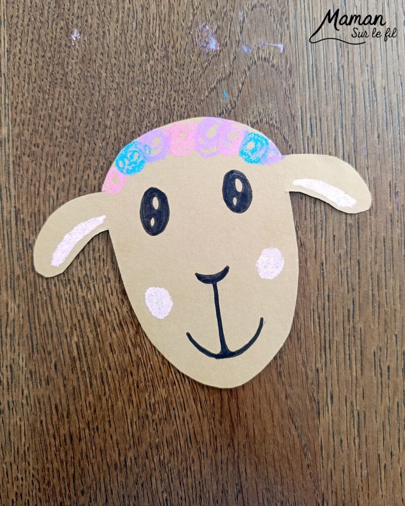 Créer un mouton en gribouillage de pastels secs sur fond noir : activité créative, dessin et manuelle enfants - Ronds, spirales, gribouillages aux pastels secs pour la laine - Découpage et collage pour la tête et les pattes - Arts visuels et Bricolage facile - Thème animaux de la ferme, campagne - Bricolage et décoration sympa et facile - Arts visuels maternelle et élémentaire - Cycles 1 et 2 - Créativité - tutoriel photos et vidéo - mslf