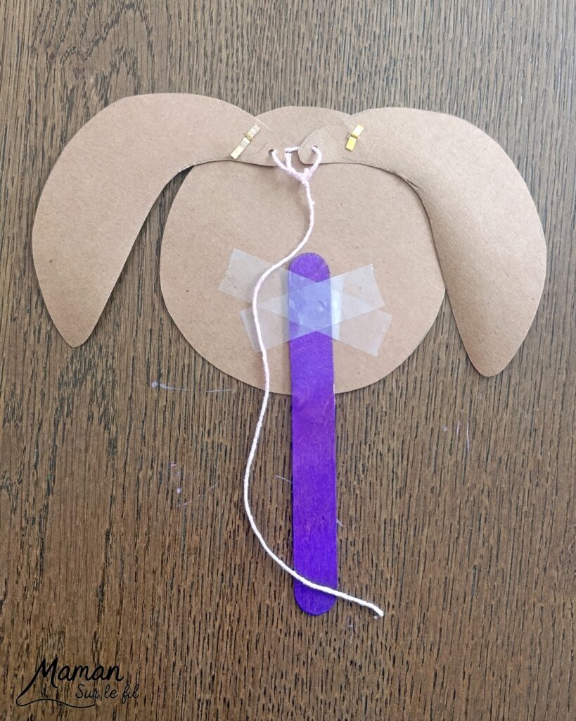 Fabriquer un lapin mignon aux oreilles articulées : activité créative, papier et manuelle enfants - Bricolage rigolo type marionnette - Découpage de papier - Récup', recyclage, surcyclage de bâtonnet de glace en bois - Articulation avec attaches parisiennes et fils / laine - Gommettes, dessin et coloriage - Arts visuels et Bricolage facile - Thème animaux de la ferme, campagne, pâques - Bricolage et décoration sympa et facile - Arts visuels maternelle et élémentaire - Cycles 1 et 2 - Créativité - tutoriel photos et vidéo - mslf