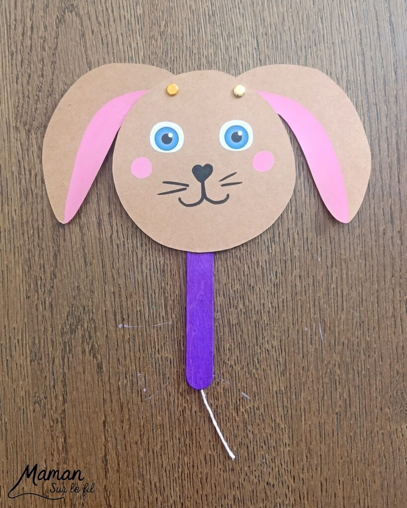 Fabriquer un lapin mignon aux oreilles articulées : activité créative, papier et manuelle enfants - Bricolage rigolo type marionnette - Découpage de papier - Récup', recyclage, surcyclage de bâtonnet de glace en bois - Articulation avec attaches parisiennes et fils / laine - Gommettes, dessin et coloriage - Arts visuels et Bricolage facile - Thème animaux de la ferme, campagne, pâques - Bricolage et décoration sympa et facile - Arts visuels maternelle et élémentaire - Cycles 1 et 2 - Créativité - tutoriel photos et vidéo - mslf