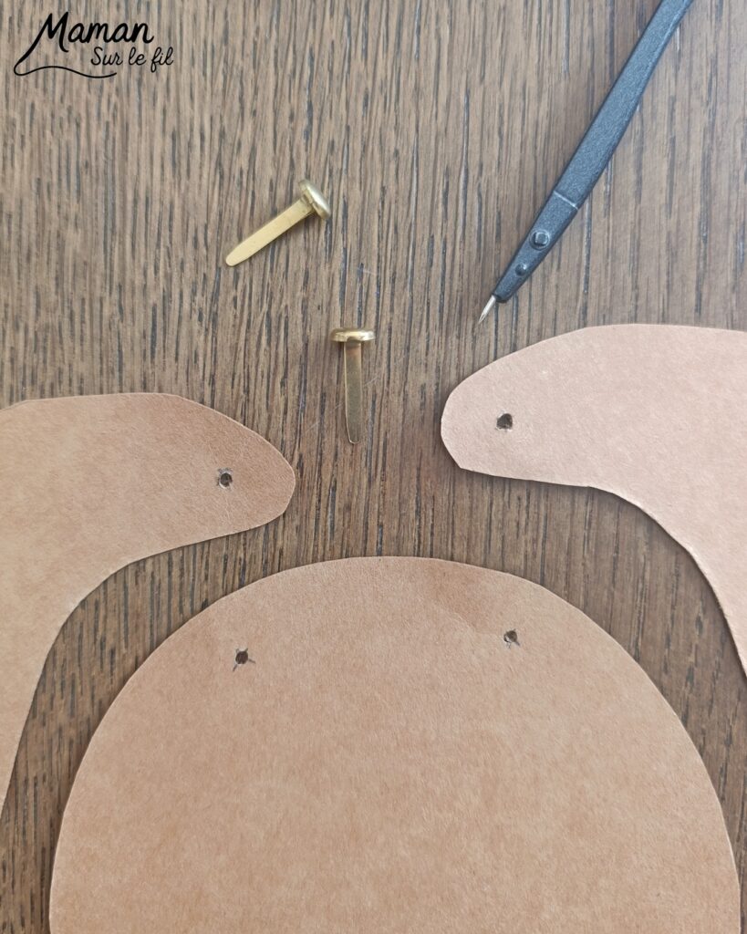 Fabriquer un lapin mignon aux oreilles articulées : activité créative, papier et manuelle enfants - Bricolage rigolo type marionnette - Découpage de papier - Récup', recyclage, surcyclage de bâtonnet de glace en bois - Articulation avec attaches parisiennes et fils / laine - Gommettes, dessin et coloriage - Arts visuels et Bricolage facile - Thème animaux de la ferme, campagne, pâques - Bricolage et décoration sympa et facile - Arts visuels maternelle et élémentaire - Cycles 1 et 2 - Créativité - tutoriel photos et vidéo - mslf