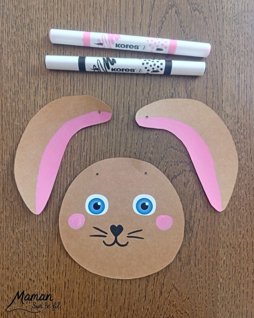 Fabriquer un lapin mignon aux oreilles articulées : activité créative, papier et manuelle enfants - Bricolage rigolo type marionnette - Découpage de papier - Récup', recyclage, surcyclage de bâtonnet de glace en bois - Articulation avec attaches parisiennes et fils / laine - Gommettes, dessin et coloriage - Arts visuels et Bricolage facile - Thème animaux de la ferme, campagne, pâques - Bricolage et décoration sympa et facile - Arts visuels maternelle et élémentaire - Cycles 1 et 2 - Créativité - tutoriel photos et vidéo - mslf