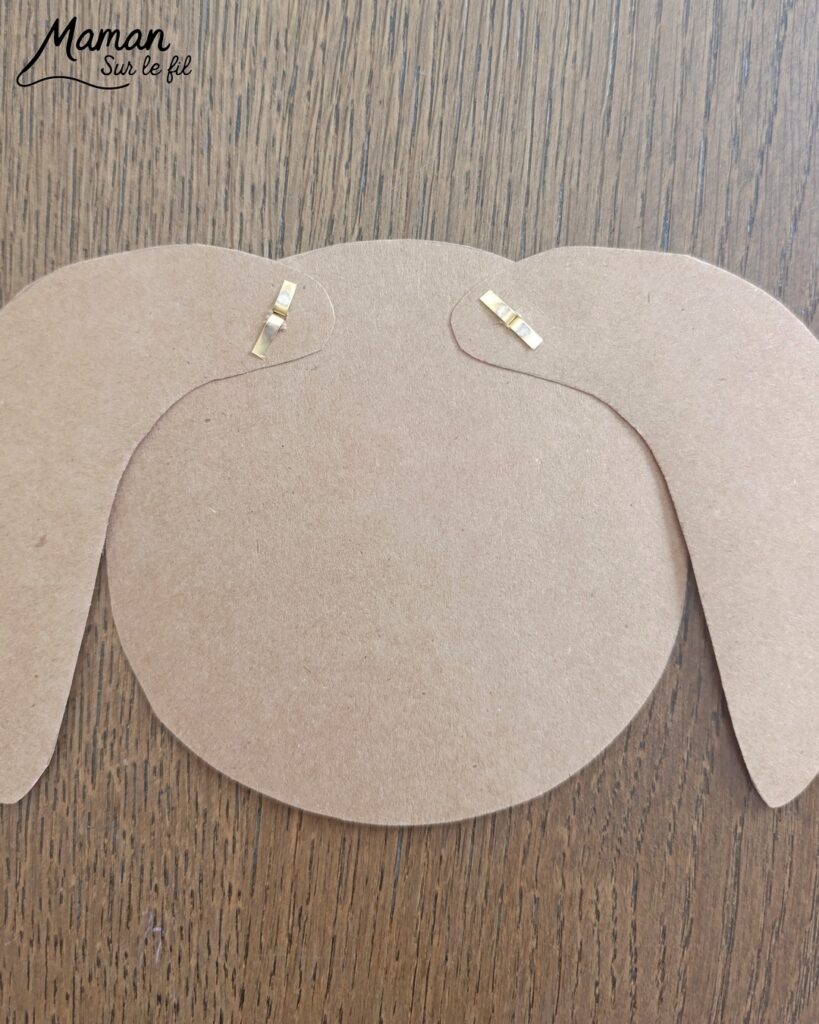 Fabriquer un lapin mignon aux oreilles articulées : activité créative, papier et manuelle enfants - Bricolage rigolo type marionnette - Découpage de papier - Récup', recyclage, surcyclage de bâtonnet de glace en bois - Articulation avec attaches parisiennes et fils / laine - Gommettes, dessin et coloriage - Arts visuels et Bricolage facile - Thème animaux de la ferme, campagne, pâques - Bricolage et décoration sympa et facile - Arts visuels maternelle et élémentaire - Cycles 1 et 2 - Créativité - tutoriel photos et vidéo - mslf