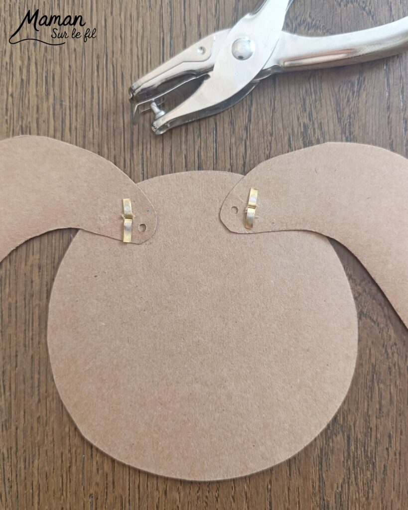Fabriquer un lapin mignon aux oreilles articulées : activité créative, papier et manuelle enfants - Bricolage rigolo type marionnette - Découpage de papier - Récup', recyclage, surcyclage de bâtonnet de glace en bois - Articulation avec attaches parisiennes et fils / laine - Gommettes, dessin et coloriage - Arts visuels et Bricolage facile - Thème animaux de la ferme, campagne, pâques - Bricolage et décoration sympa et facile - Arts visuels maternelle et élémentaire - Cycles 1 et 2 - Créativité - tutoriel photos et vidéo - mslf