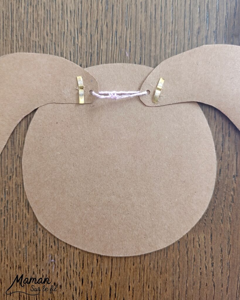 Fabriquer un lapin mignon aux oreilles articulées : activité créative, papier et manuelle enfants - Bricolage rigolo type marionnette - Découpage de papier - Récup', recyclage, surcyclage de bâtonnet de glace en bois - Articulation avec attaches parisiennes et fils / laine - Gommettes, dessin et coloriage - Arts visuels et Bricolage facile - Thème animaux de la ferme, campagne, pâques - Bricolage et décoration sympa et facile - Arts visuels maternelle et élémentaire - Cycles 1 et 2 - Créativité - tutoriel photos et vidéo - mslf