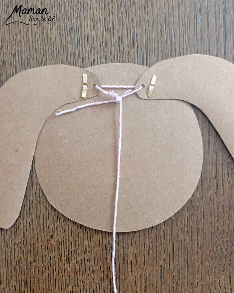 Fabriquer un lapin mignon aux oreilles articulées : activité créative, papier et manuelle enfants - Bricolage rigolo type marionnette - Découpage de papier - Récup', recyclage, surcyclage de bâtonnet de glace en bois - Articulation avec attaches parisiennes et fils / laine - Gommettes, dessin et coloriage - Arts visuels et Bricolage facile - Thème animaux de la ferme, campagne, pâques - Bricolage et décoration sympa et facile - Arts visuels maternelle et élémentaire - Cycles 1 et 2 - Créativité - tutoriel photos et vidéo - mslf