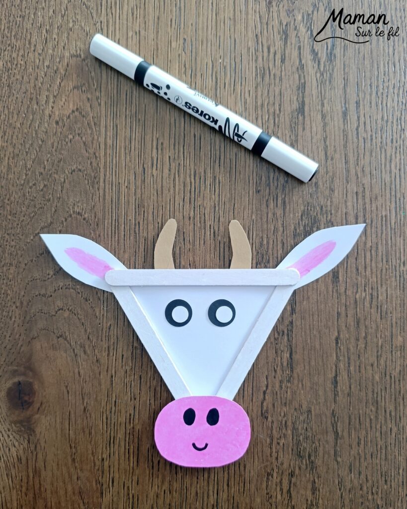 Créer un cochon et une vache en triangle de bâtonnets de glace en bois : activité créative, récup' et manuelle enfants - Recyclage, surcyclage de bâtonnets de glace en bois - Peinture avec gouache en stick - Découpage et collage de papier pour les détails - Dessins noirs - Arts visuels et Bricolage facile - Thème animaux de la ferme, campagne, cochons, vaches - Bricolage et décoration sympa et facile - Arts visuels maternelle et élémentaire - Cycles 1 et 2 - Créativité - tutoriel photos - mslf