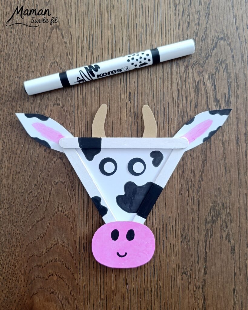 Créer un cochon et une vache en triangle de bâtonnets de glace en bois : activité créative, récup' et manuelle enfants - Recyclage, surcyclage de bâtonnets de glace en bois - Peinture avec gouache en stick - Découpage et collage de papier pour les détails - Dessins noirs - Arts visuels et Bricolage facile - Thème animaux de la ferme, campagne, cochons, vaches - Bricolage et décoration sympa et facile - Arts visuels maternelle et élémentaire - Cycles 1 et 2 - Créativité - tutoriel photos - mslf