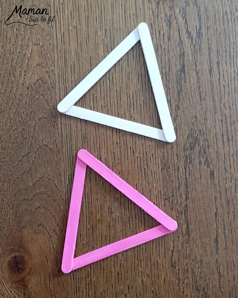 Créer un cochon et une vache en triangle de bâtonnets de glace en bois : activité créative, récup' et manuelle enfants - Recyclage, surcyclage de bâtonnets de glace en bois - Peinture avec gouache en stick - Découpage et collage de papier pour les détails - Dessins noirs - Arts visuels et Bricolage facile - Thème animaux de la ferme, campagne, cochons, vaches - Bricolage et décoration sympa et facile - Arts visuels maternelle et élémentaire - Cycles 1 et 2 - Créativité - tutoriel photos - mslf