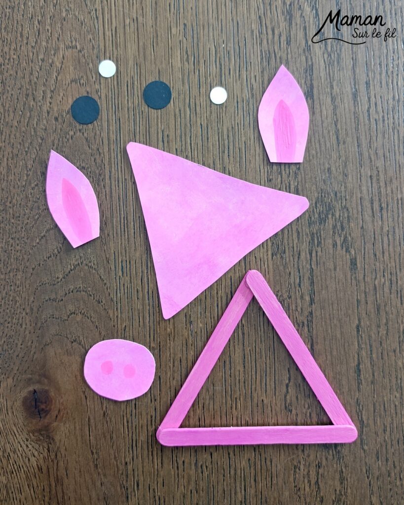 Créer un cochon et une vache en triangle de bâtonnets de glace en bois : activité créative, récup' et manuelle enfants - Recyclage, surcyclage de bâtonnets de glace en bois - Peinture avec gouache en stick - Découpage et collage de papier pour les détails - Dessins noirs - Arts visuels et Bricolage facile - Thème animaux de la ferme, campagne, cochons, vaches - Bricolage et décoration sympa et facile - Arts visuels maternelle et élémentaire - Cycles 1 et 2 - Créativité - tutoriel photos - mslf