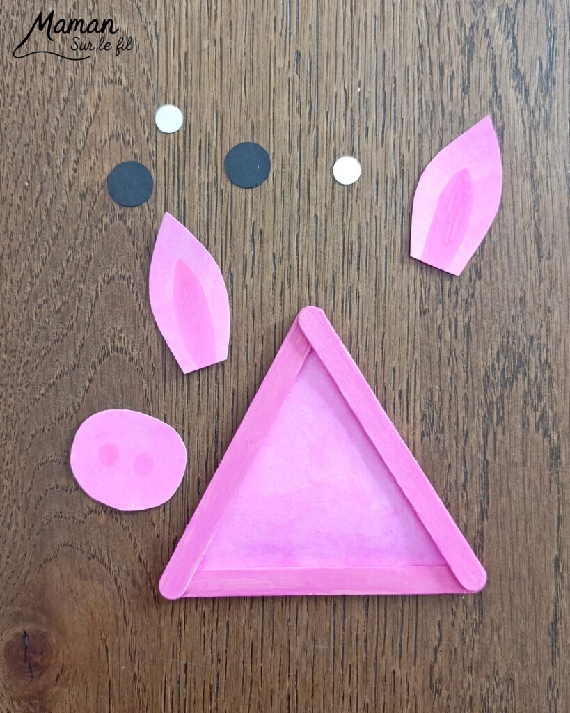 Créer un cochon et une vache en triangle de bâtonnets de glace en bois : activité créative, récup' et manuelle enfants - Recyclage, surcyclage de bâtonnets de glace en bois - Peinture avec gouache en stick - Découpage et collage de papier pour les détails - Dessins noirs - Arts visuels et Bricolage facile - Thème animaux de la ferme, campagne, cochons, vaches - Bricolage et décoration sympa et facile - Arts visuels maternelle et élémentaire - Cycles 1 et 2 - Créativité - tutoriel photos - mslf