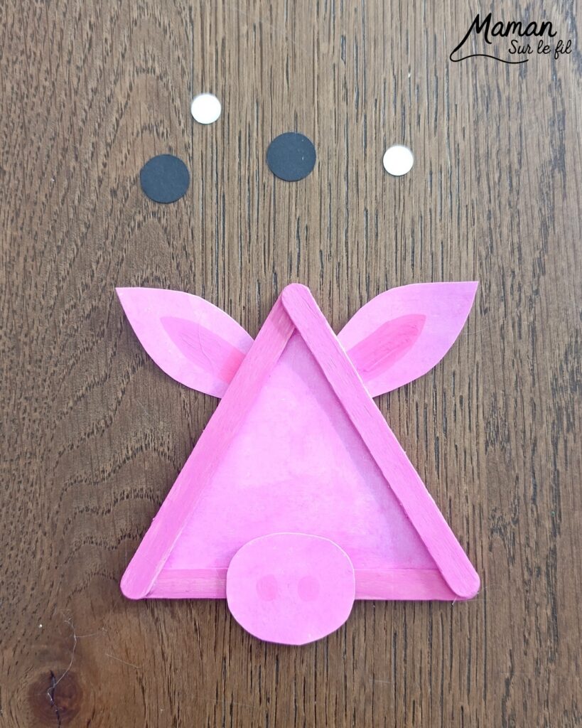 Créer un cochon et une vache en triangle de bâtonnets de glace en bois : activité créative, récup' et manuelle enfants - Recyclage, surcyclage de bâtonnets de glace en bois - Peinture avec gouache en stick - Découpage et collage de papier pour les détails - Dessins noirs - Arts visuels et Bricolage facile - Thème animaux de la ferme, campagne, cochons, vaches - Bricolage et décoration sympa et facile - Arts visuels maternelle et élémentaire - Cycles 1 et 2 - Créativité - tutoriel photos - mslf
