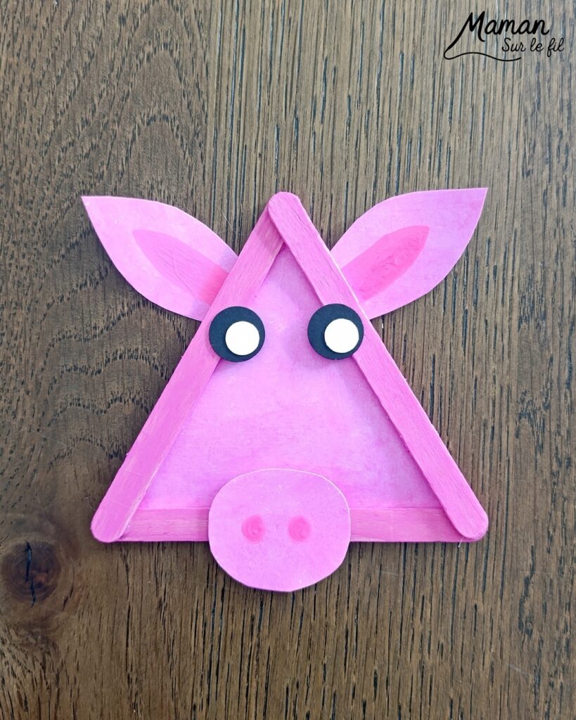 Créer un cochon et une vache en triangle de bâtonnets de glace en bois : activité créative, récup' et manuelle enfants - Recyclage, surcyclage de bâtonnets de glace en bois - Peinture avec gouache en stick - Découpage et collage de papier pour les détails - Dessins noirs - Arts visuels et Bricolage facile - Thème animaux de la ferme, campagne, cochons, vaches - Bricolage et décoration sympa et facile - Arts visuels maternelle et élémentaire - Cycles 1 et 2 - Créativité - tutoriel photos - mslf