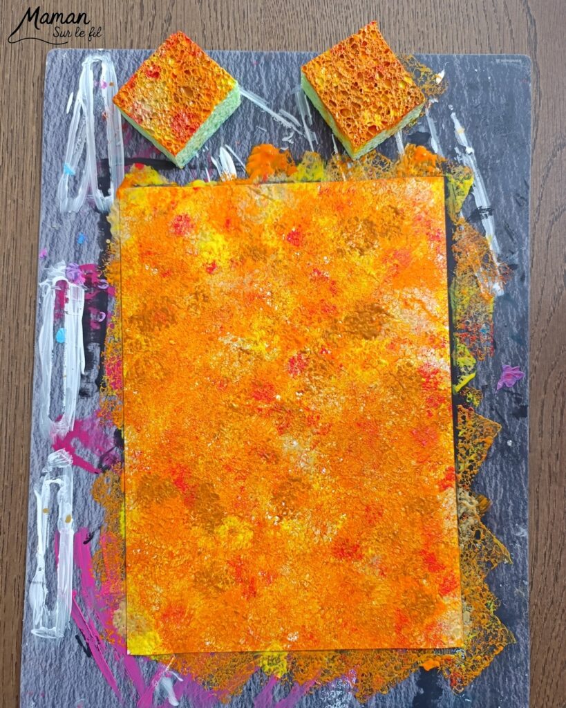 Créer une vache au milieu des feuilles d'automne et présentation des nouveaux hors-séries Salamandre : activité créative, peinture, collage et manuelle et lecture enfants - Fond en peinture à l'éponge dans des couleurs chaudes et automnales - Découpage des éléments de la vache et des feuilles - Dessin des détails et collage des éléments - Avis sur les magazines Hors-série Petite Salamandre, Salamandre Junior, Revue Salamandre parfaits pour 4 à 99 ans, amoureux de la nature et des animaux - Maternelle, Primaire, collège, lycée, adultes - 3 versions pour tout âge - Complet et qualitatif - Reportages, belles photos, BD, jeux, activités manuelles... - Bricolage et décoration DIY et facile - Bricolage Fait maison, décoration - Thème Forêts, Arbres, animaux des bois, automne, animaux de la ferme - Bricolage sympa et facile - Arts visuels Maternelle et cycle 2 - Maternelle et élémentaire - Créativité et lecture jeunesse - Cycle 1 ou 2 - tutoriel photos - mslf