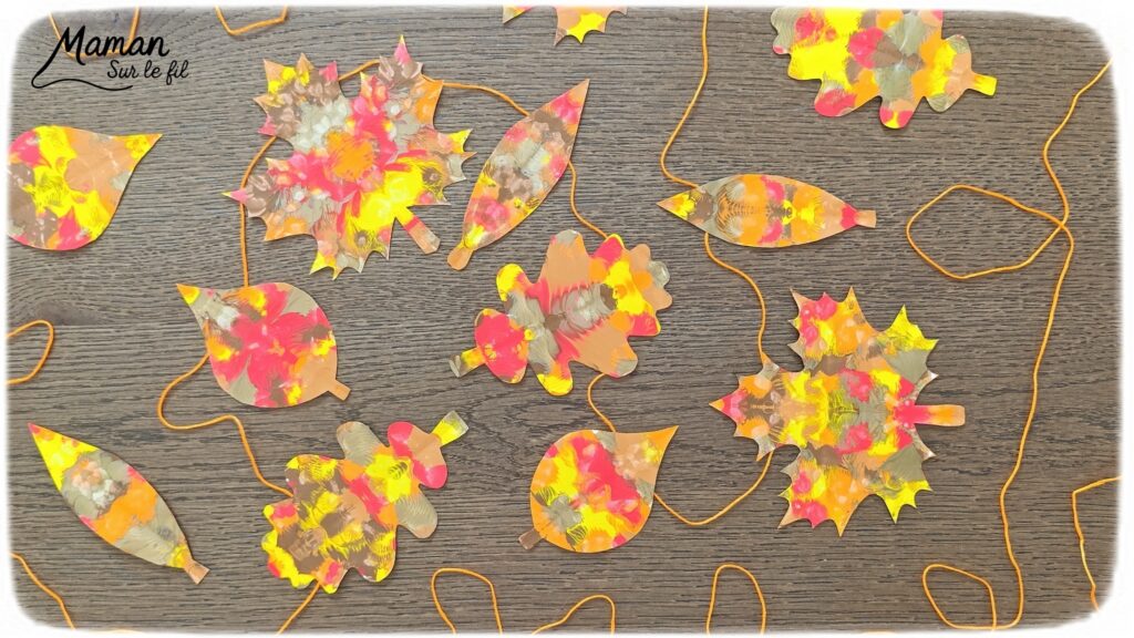 Créer une guirlande de feuilles mortes d'automne en peinture symétrique : activité créative, peinture et manuelle - Découpage des feuilles et peinture par symétrie en pliant le papier en deux - Technique de peinture pour aborder la symétrie - Couleurs chaudes et automnales - Scotchage à un fil ou à un bout de laine pour en faire une guirlande à suspendre, une suspension pour décorer - Bricolage et décoration DIY et facile - Bricolage Fait maison, décoration - Thème Forêts, Arbres, feuilles mortes, automne - Bricolage sympa et facile - Arts visuels Maternelle et cycle 2 - Maternelle et élémentaire - Créativité et lecture jeunesse - Cycle 1 ou 2 - tutoriel photos - mslf