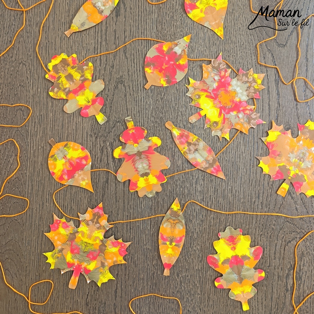 Créer une guirlande de feuilles mortes d'automne en peinture symétrique : activité créative, peinture et manuelle - Découpage des feuilles et peinture par symétrie en pliant le papier en deux - Technique de peinture pour aborder la symétrie - Couleurs chaudes et automnales - Scotchage à un fil ou à un bout de laine pour en faire une guirlande à suspendre, une suspension pour décorer - Bricolage et décoration DIY et facile - Bricolage Fait maison, décoration - Thème Forêts, Arbres, feuilles mortes, automne - Bricolage sympa et facile - Arts visuels Maternelle et cycle 2 - Maternelle et élémentaire - Créativité et lecture jeunesse - Cycle 1 ou 2 - tutoriel photos - mslf