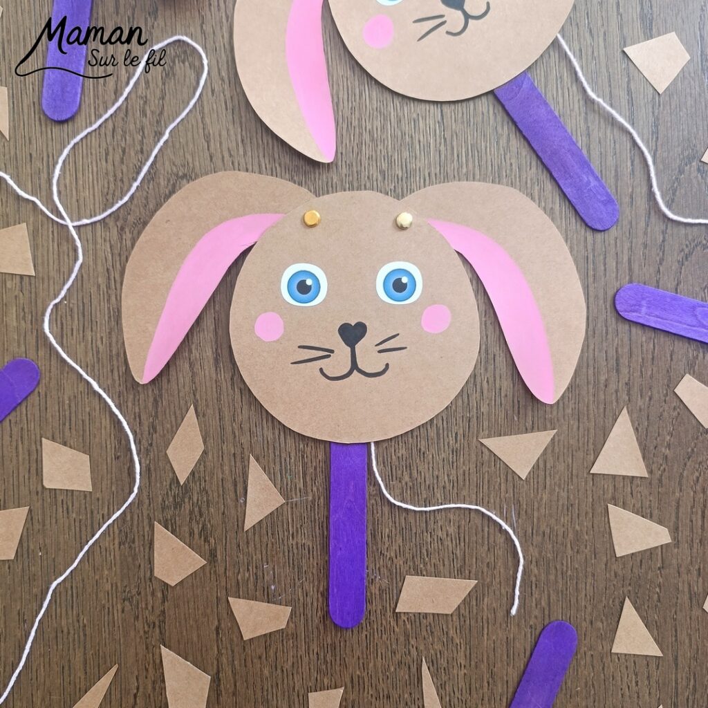 Fabriquer un lapin mignon aux oreilles articulées : activité créative, papier et manuelle enfants - Bricolage rigolo type marionnette - Découpage de papier - Récup', recyclage, surcyclage de bâtonnet de glace en bois - Articulation avec attaches parisiennes et fils / laine - Gommettes, dessin et coloriage - Arts visuels et Bricolage facile - Thème animaux de la ferme, campagne, pâques - Bricolage et décoration sympa et facile - Arts visuels maternelle et élémentaire - Cycles 1 et 2 - Créativité - tutoriel photos et vidéo - mslf