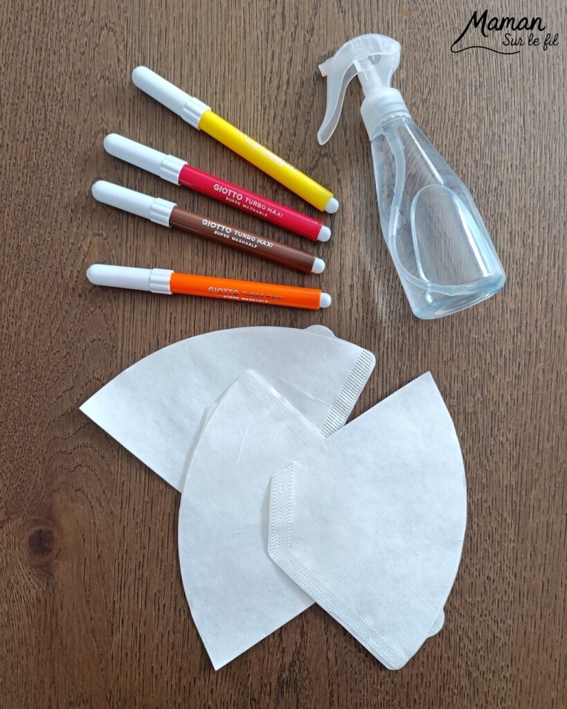 Créer une forêt et des arbres d'automne avec des filtres à café : activité créative, peinture et manuelle - Découpage de cercles dans les filtres à café - Gribouillage avec des feutres et pulvérisation d'eau sur les filtres à café - Couleurs automnales se mélangent pour créer des dégradés - Découpage et collage de papier pour les troncs - Dessins et graphismes - Couleurs chaudes et automnales - Bricolage et décoration DIY et facile - Bricolage Fait maison, décoration - Thème Forêts, Arbres, feuilles mortes, automne - Bricolage sympa et facile - Arts visuels Maternelle et cycle 2 - Maternelle et élémentaire - Créativité - Cycle 1 ou 2 - tutoriel photos et vidéo - mslf